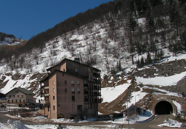 immeuble et tunnel - col de rousset l'hiver - photo copyright Patrice Debart 2009