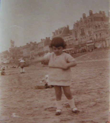 Jacqueline sur la plage des Sables 1926